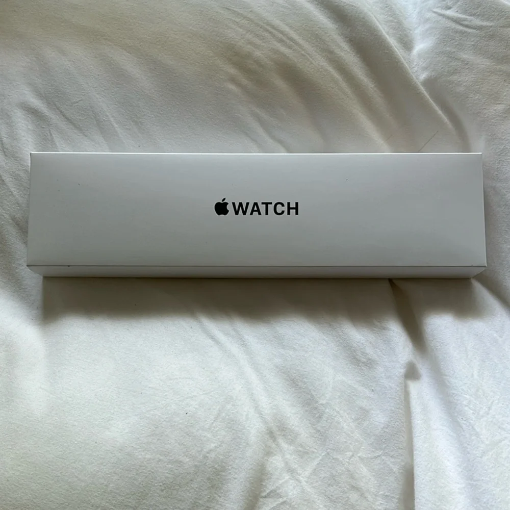 NWT Apple SE 2nd Gen Smartwatch Starlight Aluminum Case and Band